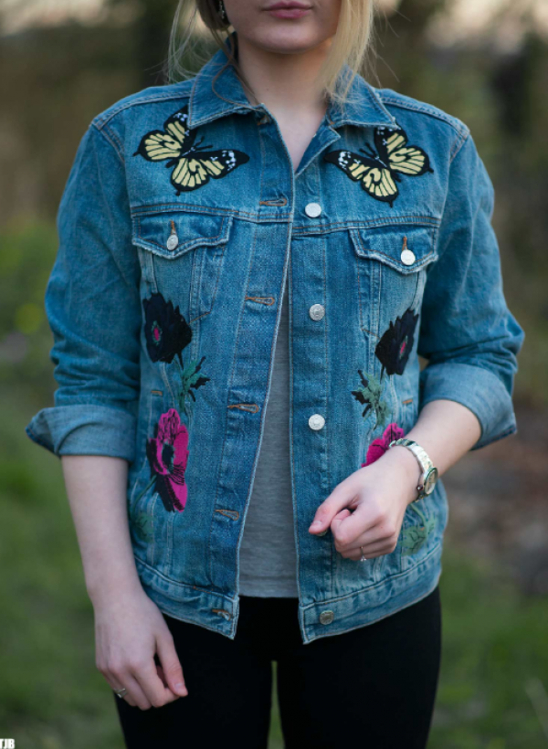 Jaket denim dengan aplikasi bordir di saku